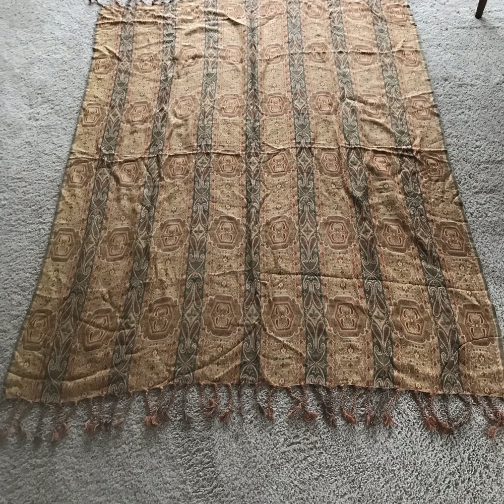 Jacquard Paisley Throw With Tassels
